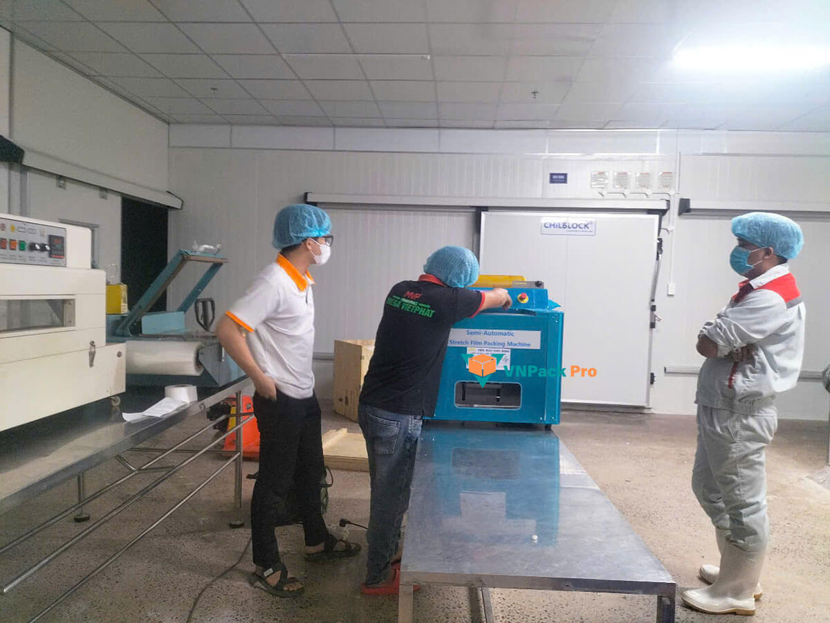 Máy bọc màng thực phẩm bán tự động lắp đặt cho khách tại Đồng Tháp, khách bọc cho các loại trái cây