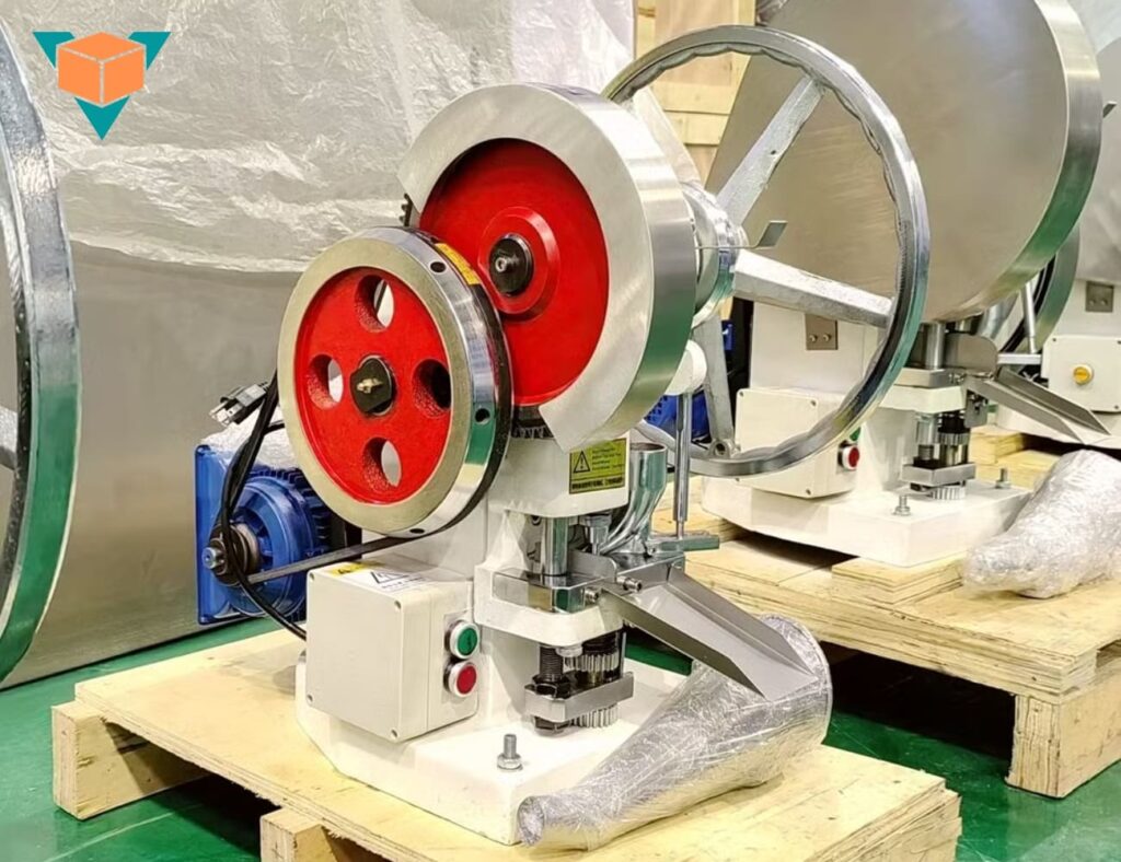 Kỹ thuật VNPackPro kiểm tra máy dập viên nén 1 chày trước khi bàn giao cho khách