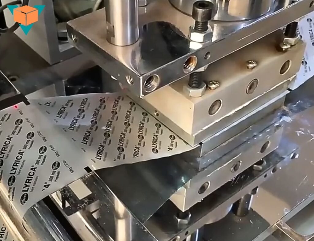 Máy ép vỉ thuốc 210 đang thực hiện hàn ép màng phủ nhôm và vỉ PVC