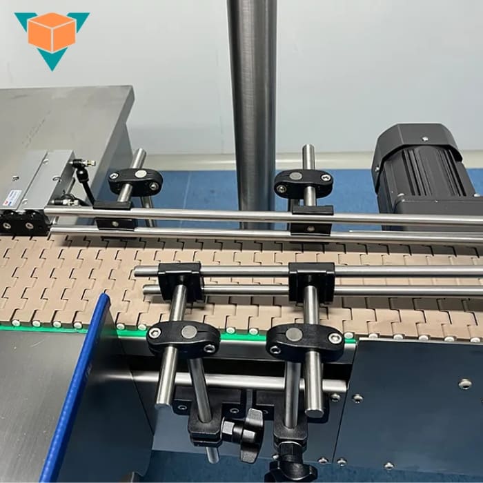 Bố tí thạnh dẫn hướng trên băng tải của máy RQ-DSL8 thuận tiện di chuyển chai ra ngoài