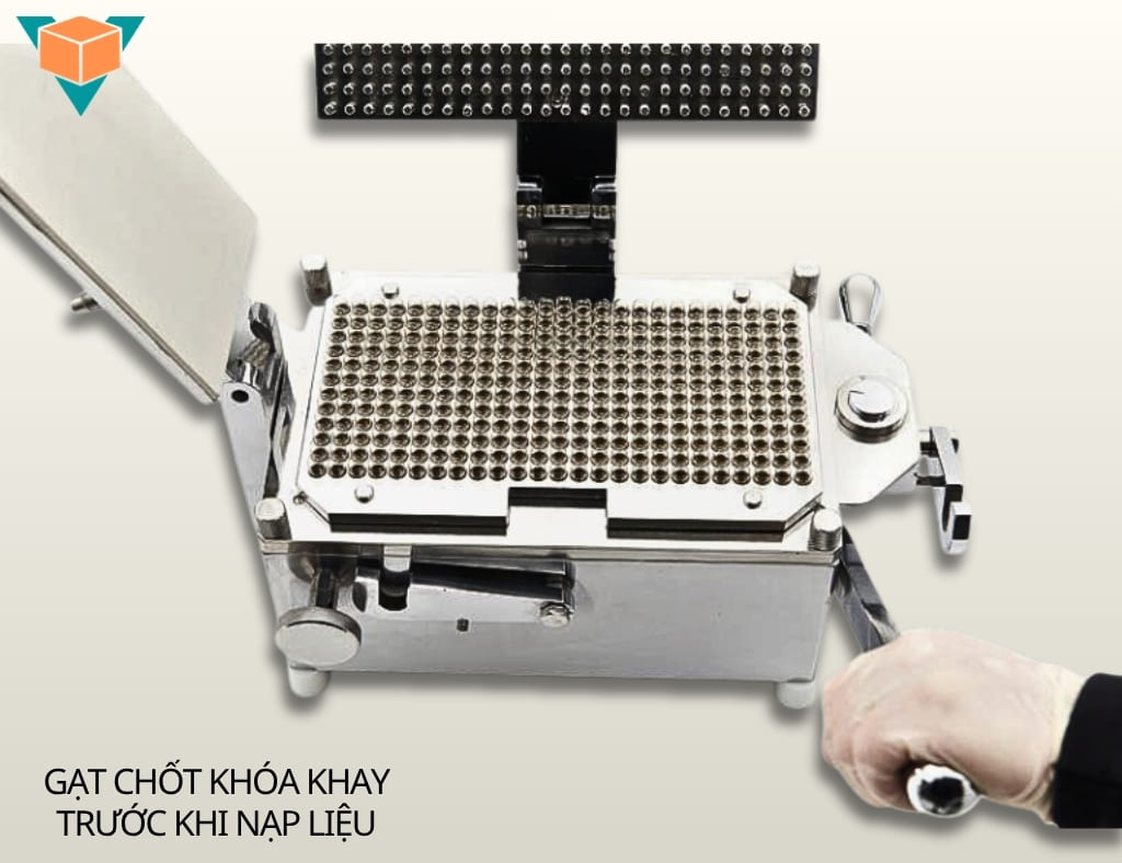 Gạt chốt khóa khay máy đóng viên nang thủ công 300 viên trước khi nạp liệu