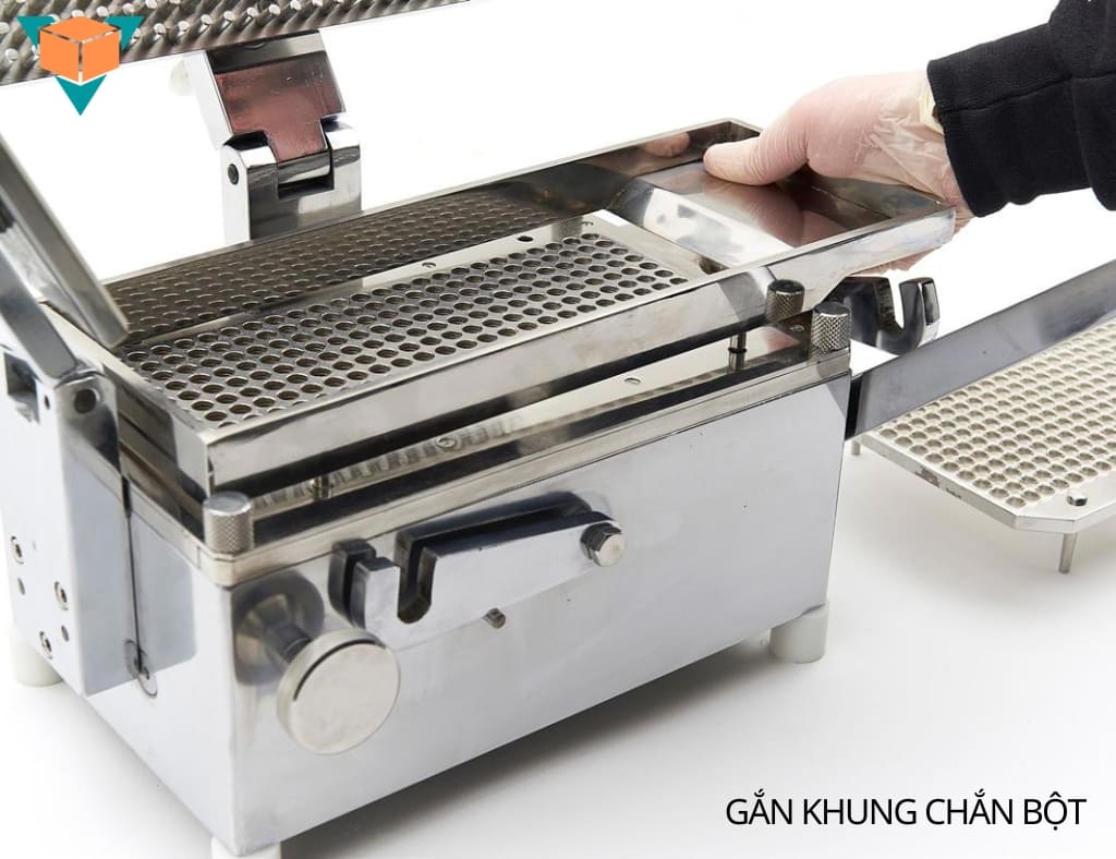 Lắp thanh chắn tràn bột trước khi nạp liệu của máy đóng viên nang thủ công 300 viên
